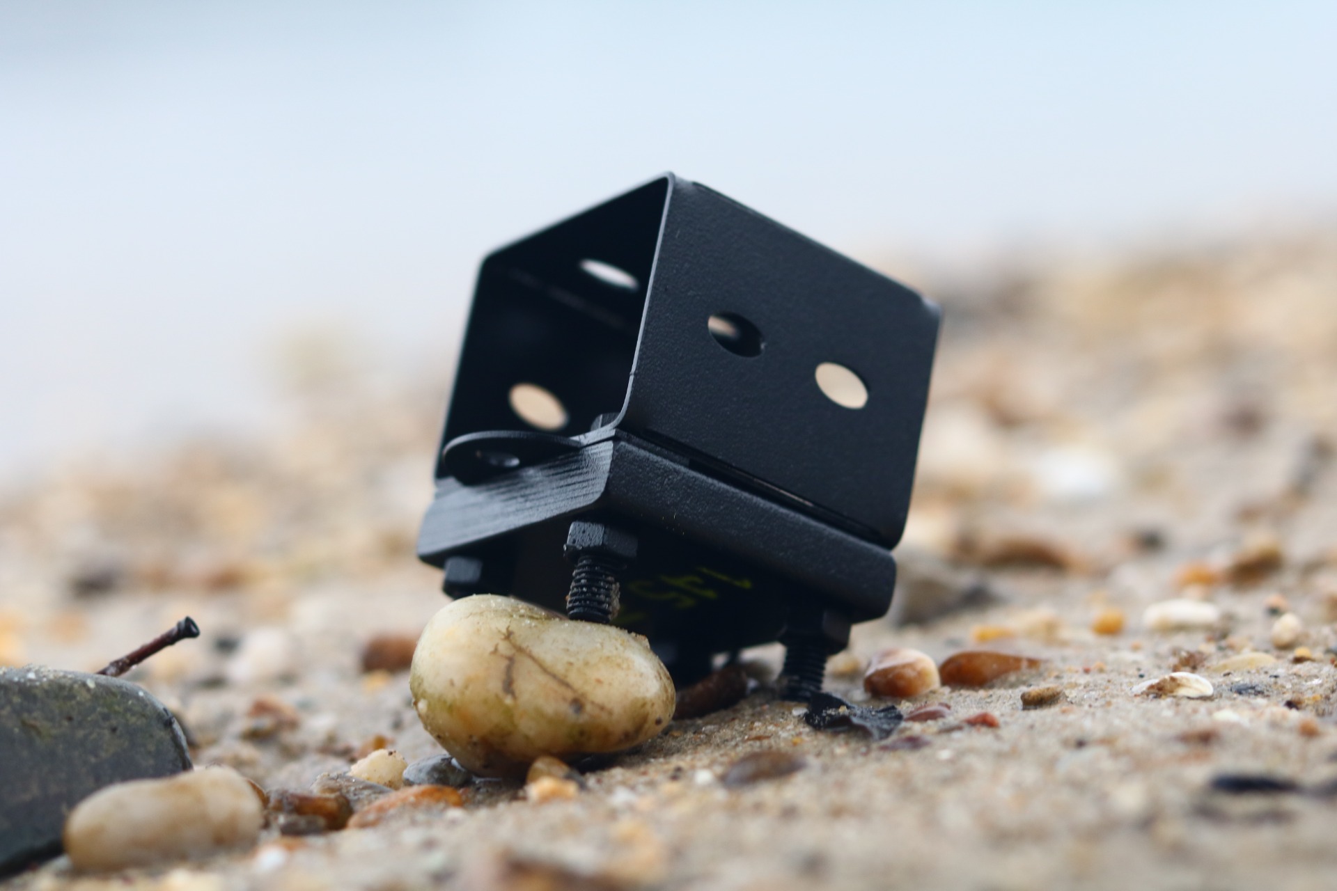 PRK River Barbel Master M folyóvízi feeder etetőkosár a kavicsos parton