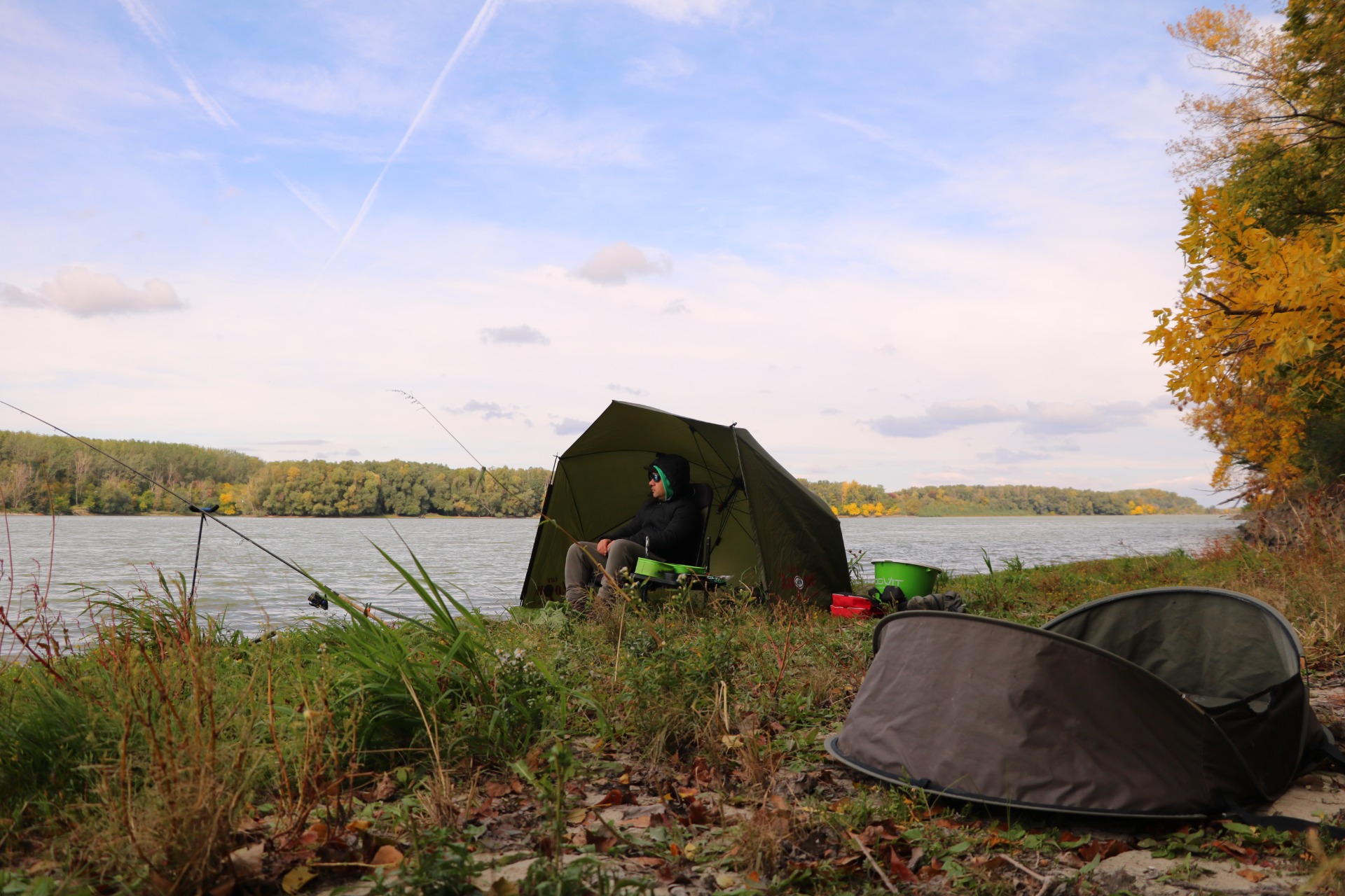 Az őszi folyóparton jól jön egy menedék, amikor fúj a szél